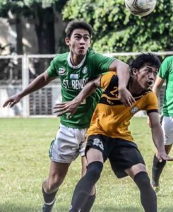 College of Saint Benilde’s Carmelo Genco (left) attempts to penetrate the defense of University of Santo Tomas in their match in Ang Liga last week. PHOTO BY ANG LIGA MEDIA