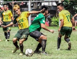 Returning Far Eastern University star Arnel Amita (17) battles for the ball in their game against College of Saint Benilde in the 14th season of Ang Liga last weekend. ANG LIGA MEDIA PHOTO