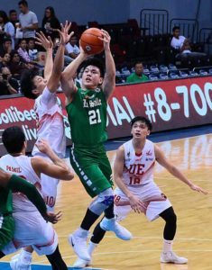 DLSU’s Jeron Teng drives on Paul Varella of UE during a UAAP men’s basketball game at the Mall of Asia Arena in Pasay City.   PHOTO BY BOB DUNGO JR. 