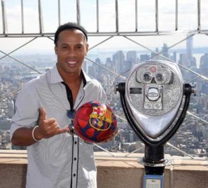 Ronaldinho poses on the observation deck after pulling the switch to light the Empire State Building in honor of FC Barcelona’s 10-year global partnership with UNICEF in New York on September 7, 2016. FC Barcelona gets the ultimate New York welcome on Wednesday when the Empire State Building lights its tower in Barca blue and red when Brazilian superstar Ronaldinho flicks the switch. AFP PHOTO