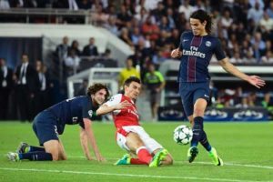 Paris Saint-Germain’s Uruguayan forward Edinson Cavani (right) vies with Arsenal’s French defender Laurent Koscielny (center), next to Paris Saint-Germain’s French midfielder Adrien Rabiot during the UEFA Champions League Group A football match between Paris-Saint-Germain vs Arsenal FC, on Saturday at the Parc des Princes stadium in Paris. AFP PHOTO