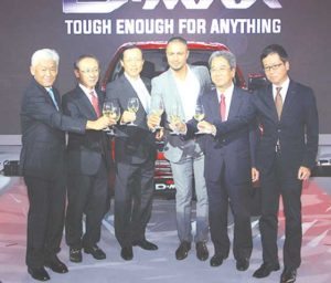 New D-Max brand ambassador Derek Ramsay (4th from left) together with Isuzu executives.