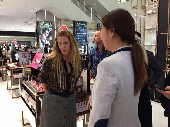 Hollywood actress Drew Barrymore is seen shopping at the beauty section of SM Makati in this photo shared by a store official on Facebook. The Charlie’s Angels star posted her surprise visit to the Philippines in her Instagram account.  BY 
