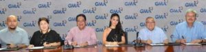 The actress renews her GMA Network contract with (from left) her manager Arnold Mendoza, Lilybeth Rasonable (Entertainment TV senior vice president); Gilberto Duavit Jr. (president and COO); Felipe Gozon (chairman and CEO); and Felipe Yalong (EVP and CFO) 