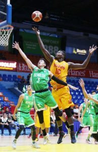 Allwell Oraeme of MIT battlesfor the ball against Carl Suarezof CSB during an NCAA Season 92men’s basketball game at the SanJuan Arena on Thursday.PHOTO BY RUSSELL PALMA