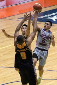 Arellano U’s Jiovanni Jalalon drives through the defense of Jose Rizal University players during an NCAA men’s basketball game at the San Juan Arena. PHOTO BY BOB DUNGO JR.