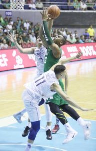 Ben Mbala of La Sallescores against MatthewSalem and Tzaddy Rangel ofNU during a UAAP men’sbasketball game at theAraneta Coliseum.SAN Beda College outclassed Arellano Univer-