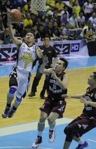 UST’s Oliver De Guzman drives on two UP players during a University Athletics Association of the Philippines Season 79 men’s basketball game at the Araneta Coliseum in Quezon City on Saturday. PHOTO BY BOB DUNGO JR.