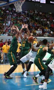 Ben Mbala of DLSU defends the ball against Richard Escoto and Prince Orizu of FEU during a UAAP men’s basketball game at Mall of Asia Arena in Pasay City. PHOTO BY RUSSEL PALMA