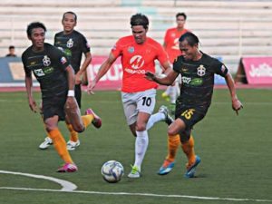 Loyola Meralco Sparks FC star striker Phil Younghusband (middle) maneuvers through the defense of JP Voltes FC’s Camelo Tacusalme (left) and Alex Elnar (right) in their United Football League match on Sunday. UFL MEDIA PHOTO