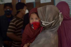 HELPLESS VICTIMS This file picture taken on September 14, 2015 shows an Indonesian mother holding her daughter as they wait at a health center following thick haze in Pekanbaru in Riau province. A smog outbreak in Southeast Asia last year may have caused over 100,000 premature deaths, according to a new study released on Monday. AFP PHOTO