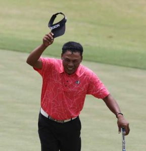 Elmer Salvador tips his cap after holing out with a routine par and ending a year-long title drought with a victory at ICTSI Splendido Classic. CONTRIBUTED PHOTO