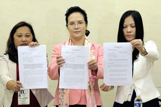  Public Attorney’s Office chief Persida Acosta and PAO lawyers show copies of the petition their filed at the Supreme Court asking the tribunal to declare as unconstitutional Section 23 of RA 9165 which prohibits plea bargaining for personals facing drug offenses. PHOTO BY BOB DUNGO 