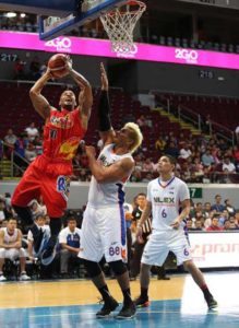Rain or Shine’s Jason Forte drives against Asi Taulava of Northern Luzon Expressway during the Philippine Basketball Association Season 41 Governors’ Cup elimination round on Sunday at the Mall of Asia Arena in Pasay City.   RUSSELL PALMA