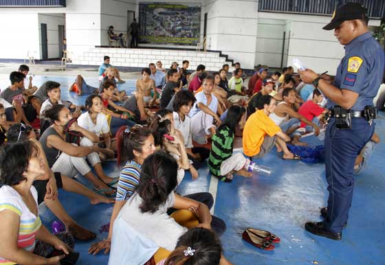 A police officer makes a head count of the more than a hundred drug suspects who surrendered under “Oplan Tokhang” in Quezon City. PHOTO BY MIKE DE JUAN