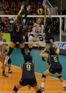 ??Ateneo’s Kim Gequillana sneaks in a spike against NU’s Jaja Santiago (3) and Jasmine Nabor (4) during Game One of the Shakey’s V-League Season 13 Collegiate Conference Finals at the Philspors Arena. CONTRIBUTED PHOTO