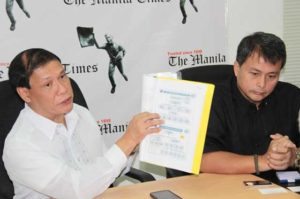 TRAFFIC PLAN Retired general Manuel Gonzales of the Metropolitan Manila Development Authority and the Inter-Agency Committee on Traffic shows the government’s traffic management plan in a roundtable discussion with The Manila Times editorial team on Thursday. Beside him is lawyer Crisanto Saruca Jr. of the MMDA Traffic Discipline Office. PHOTO BY ROGER RANADA