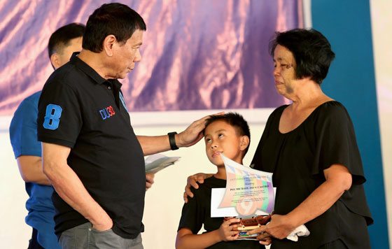 President Rodrigo Duterte talks to the family of Police Officer 1 Michael Jay Castro who was recently killed in an anti-drug operation in Zamboanga City. CONTRIBUTED PHOTO 