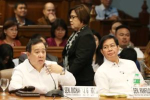 LAST HEARING Sen. Richard Gordon presides over the hearing of the Senate justice panel as Sen. Leila de Lima walks behind him on the conclusion of the inquiry into extrajudicial killings Thursday. PHOTO BY RENE DILAN