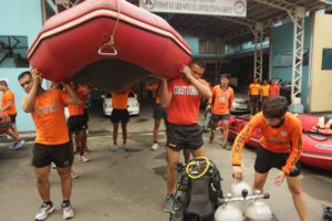 READY Members of the Philippine Coast Guard prepare lifeboats as Luzon braces for Typhoon “Karen.” Thirty seven areas were placed under tropical cyclone warnings as of the 5 p.m. weather bulletin. PHOTO BY BOB DUNGO JR.