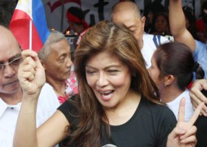 FORGIVE AND FORGET Ilocos Norte Gov. Imee Marcos flashes the peace sign during a rally held by Marcos loyalists outside the Supreme Court building. PHOTO BY RENE H. DILAN 