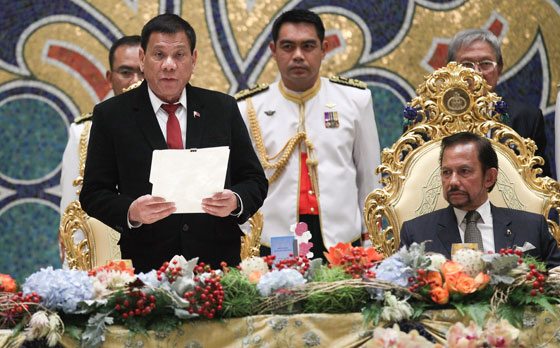 President Rodrigo Duterte (left) delivers his remarks during a state banquet hosted by Sultan Hassanal Bolkiah (seated, right) at the Istana Nurul Iman in Brunei Darussalam. Duterte reaffirmed ties between the Philippines and Brunei in his visit to the oil-rich sultanate on Monday. MALACAÑANG PHOTO 