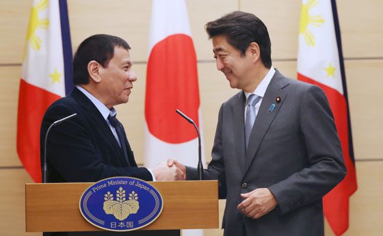 TIES RENEWED Japanese Prime Minister Shinzo Abe (right) approaches President Rodrigo Duterte (left) following their joint news conference at the prime minister’s office in Tokyo on Wednesday. Duterte arrived in Tokyo on Tuesday for an official visit. AFP/AP POOL PHOTO BY EUGENE HOSHIKO 