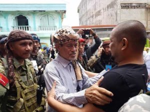 REBEL RESCUER Moro National Liberation Front chieftain Nur Misuari hands over three Indonesian sailors freed by the Abu Sayyaf to Sulu Governor Totoh Tan, chairman of the provincial crisis management committee, on Sunday. PHOTO FROM FACEBOOK