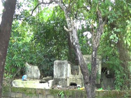 DESERTED  An area of the cemetery where some tombs that have been desecrated. PHOTO BY ERNIE B. ESCONDE 