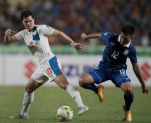 Azkals striker Phil Younghusband vies for the ball with Thailand’s Prakit Deeprom.  during the Suzuki Cup in December 2014.  AFP PHOTO 