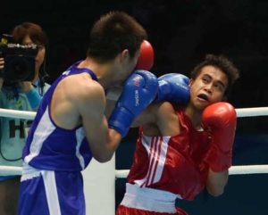 Mark Anthony Barriga (right) competes against Tosho Kashiwasaki (left) of Japan during the boxing preliminaries session 10 at the 17th Asian Games in Incheon on September 28, 2014. AFP PHOTO