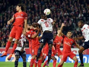 Lille’s Ivorian forward Junior Tallo (center) vies with Paris Saint-Germain’s Uruguayan forward Edinson Cavani (left) during the French L1 football match between Lille and Paris on Saturday at the Pierre Mauroy stadium in Lille, northern France. AFP PHOTO