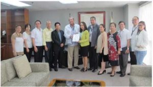 Members of the Maritime Movement for the Philippines (MMP) call on Department of Transportation Secretary Arthur Tugade to present a proposed National Maritime Agenda on Fri., Sept. 30. (left to right): Arhleen Romero, Myrna Calag, Capt. Jess Morales, Leo Santiago, Rexter Tupas, Sec. Tugade, Merle Jimenez-San Pedro, Usec. Philip Judan, Arleen Paderanga, Brenda Pimentel, Sammuel Lim, Atty. Tuazon, and Cherie Mercado. PHOTO BRENDA PIMENTEL