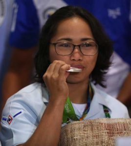 Rio Olympics silver medalist Hidilyn Diaz shows her medal during a news conference upon her arrival from Rio at the NAIA Terminal 3 in Pasay City on August 11.  PHOTO BY RUSSELL PALMA 