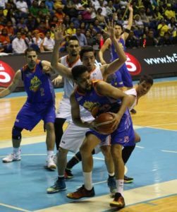 TIGHT GUARD Ranidel de Ocampo of TNT battles for the ball against Cliff Hodge of Meralco during the PBA Governors’ Cup semifinals at the Araneta Coliseum on Monday. PHOTO BY RENE H. DILAN