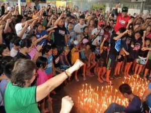  Philippine Swimming League (PSL) President Susan Papa and National Capital Region (NCR) Regional Director Joan Mojdeh with the PSL community composed of swimmers, parents and coaches holding a vigil “to implore the intervention of divine providence” to the Federation of School Sports Association of the Philippines (FESSAP) headed by its Secretary General Graham Lim. Record-breakers Aubrey Tom and Albert Sermonia (Inset). CONTRIBUTED PHOTOS