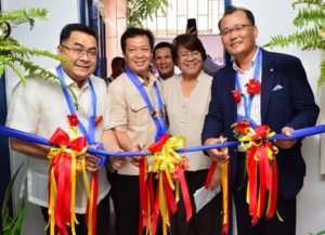 (From left) Department of Education Assistant Secretary Tonisito Umali, Taguig City Councilor Jojo Eron, EM’s Signal Village Elementary School Principal Milagros Cabatic, and Samsung Electronics Philippines Corporation President Kevin Lee officially open the first digital classroom in Taguig City