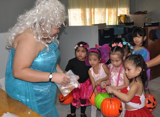 A personnel of the Public Information Office of Police Regional Office 3 (PRO 3), dressed as a Disney character, entertains Camp Olivas Day Care Center pupils during a pre-Halloween party held at police headquarters on Thursday. Officers of PRO3 command groups, unit heads and chiefs of offices handed out candies to 60 kids in colorful Halloween costumes as they play Trick or Treat. Chief Supt. Aaron Aquino, police regional director, said the event is in line with the celebration of the 24th National Children’s Month. Trick or Treat  is a customary practice for children on Halloween in other countries that has long been adopted by Filipinos. PHOTO BY FREDERICK SILVERIO 