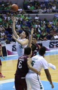 Jeron Teng of La Salle scores against Andres Desiderio of UP during a UAAP men’s basketball game at the Araneta Coliseum on Saturday. PHOTO BY RUSSELL PALMA