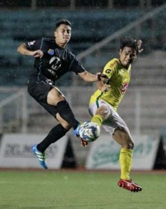 Loyola Meralco Sparks FC’s John Kanayama (left) battles for the ball against Kaya FC’s Jovin Bedic in their previous match in the United Football League last week. UFL MEDIA PHOTO