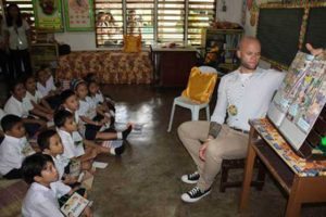 Trey Hicks of the US Senate Foreign Relations Committee with grade school students of Tayud Elementary School in Consolacion, Cebu