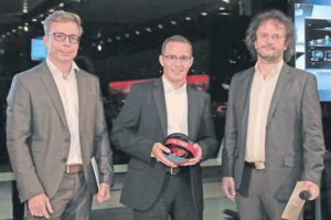 Marcus Keith, head of Development of Operating and Display Systems of Audi AG (center), at the awarding ceremonies of the Car Connectivity Award 2016.