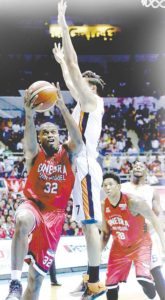 Barangay Ginebra’s Justin Brownlee goes up against Meralco’s Cliff Hodge during Game 5 of the 2016 Philippine Basketball Association Governors’ Cup on Sunday at the Araneta Coliseum.  RUSSELL PALMA 