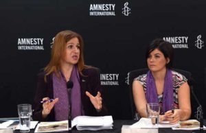 Amnesty International's senior director for research Anna Neistat (L) with former case manager on Nauru Sandra Bartlett (R), during a press conference in Sydney on Tuesday. AFP / WILLIAM WEST