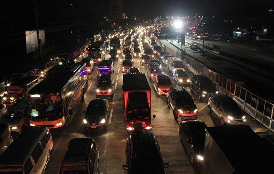 Vehicles crawl along Commonwealth Ave. in Quezon City as the major highway gets clogged because of the construction of MRT 7 which will connect the city to San Jose del Monte in Bulacan. PHOTO BY ROGER RANADA 