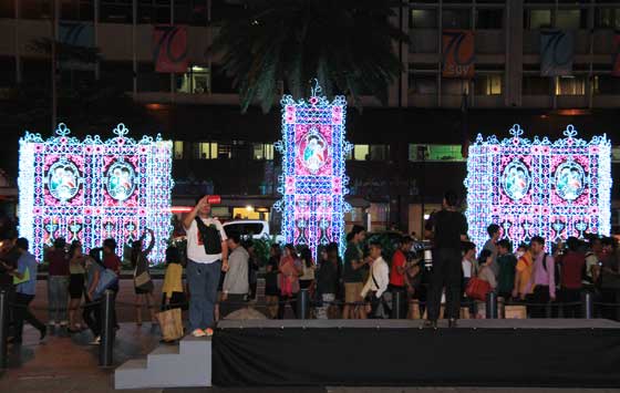 The Makati crowd marvels at Christmas lights on Ayala Avenue, the main thoroughfare of the country’s financial center built by the Zobel de Ayalas after the war. photo by roger rañada