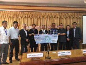 Representative of Taiwan ROC to the Philippines Dr. Gary Song-Huann Lin and Batanes Governor Marilou Cayco (fifth and sixth from left) led the donation ceremony of ROC to Typhoon Meranti victims