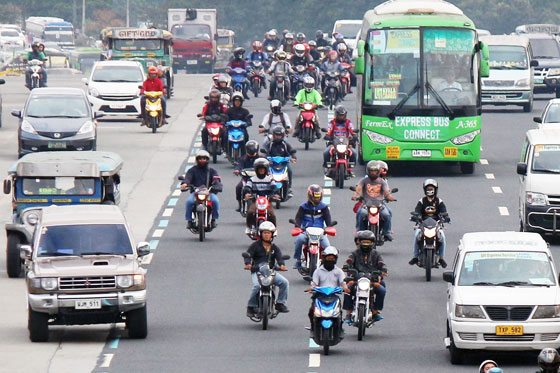 NO SWERVING Motorcycle riders will have to keep to their blue lanes on EDSA, C-5, Macapagal Boulevard and Commonwealth Avenue starting next week. PHOTO BY RUY MARTINEZ