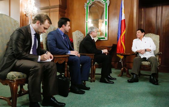 NEW FRIEND President Rodrigo Duterte (right) talks to Russian Ambassador Igor Khovaev in Malacañang. Duterte will meet Russian Vladimir Putin in Peru at the sidelines of the APEC summit this week. MALACAÑANG PHOTO 