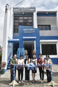 USAID Office of Health Deputy Chief Bryn Sakagawa (third from right) spearheaded the ceremonial ribbon-cutting for the Calbiga Rural Health Unit’s newly constructed birthing and TB-DOTS facility